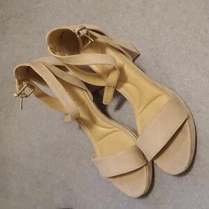 NEW in box Nude Heels size 8.5